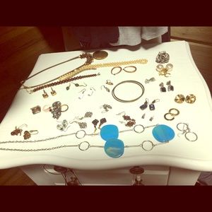 Lot of jewelry.    All seen for one price.